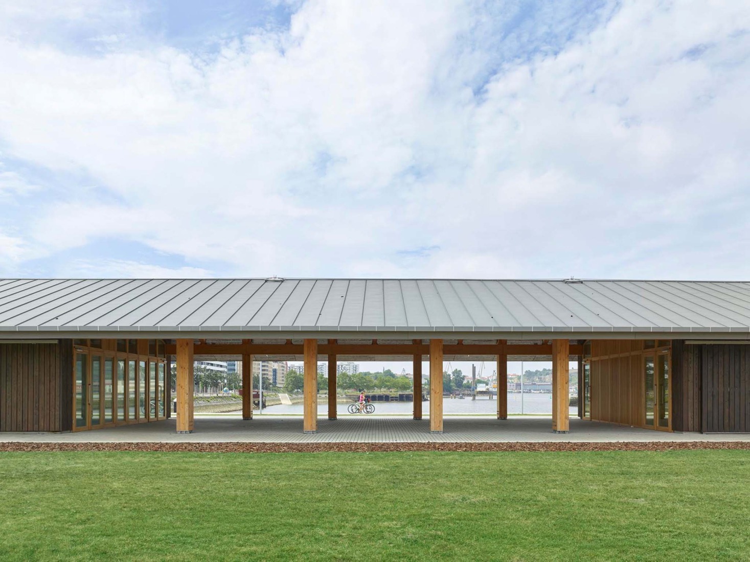 Parque Zamalanda de la Ribera del Nervión por Burgos & Garrido Arquitectos. Fotografía por Roland Halbe.
