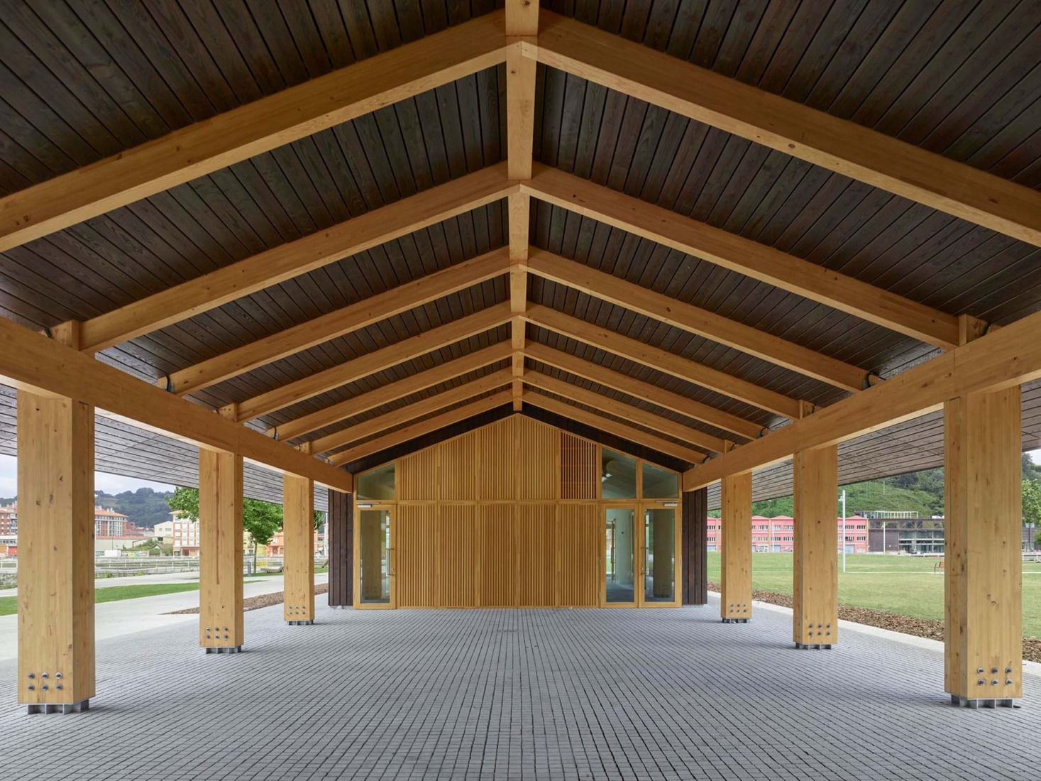 Parque Zamalanda de la Ribera del Nervión por Burgos & Garrido Arquitectos. Fotografía por Roland Halbe.