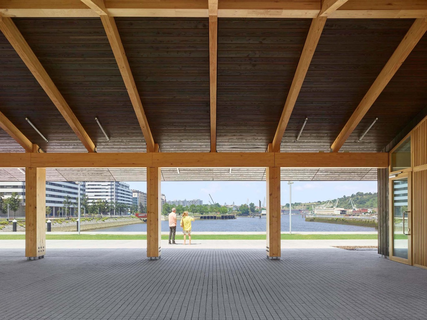 Parque Zamalanda de la Ribera del Nervión por Burgos & Garrido Arquitectos. Fotografía por Roland Halbe.