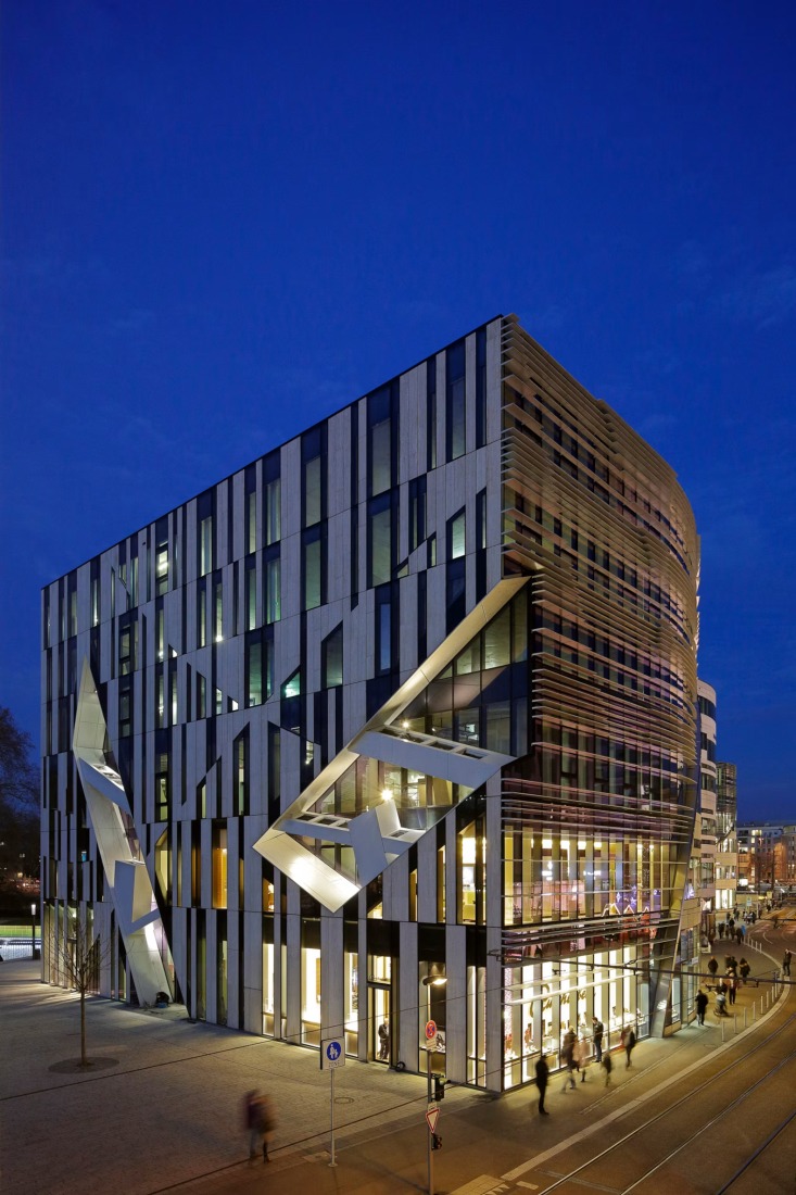 Kö-Bogen, Düsseldorf, Germany, 2013. Photograph by KrischerFotografie. Image courtesy of Daniel Libeskind.fía por KrischerFotografie. Imagen cortesía de Daniel Libeskind.