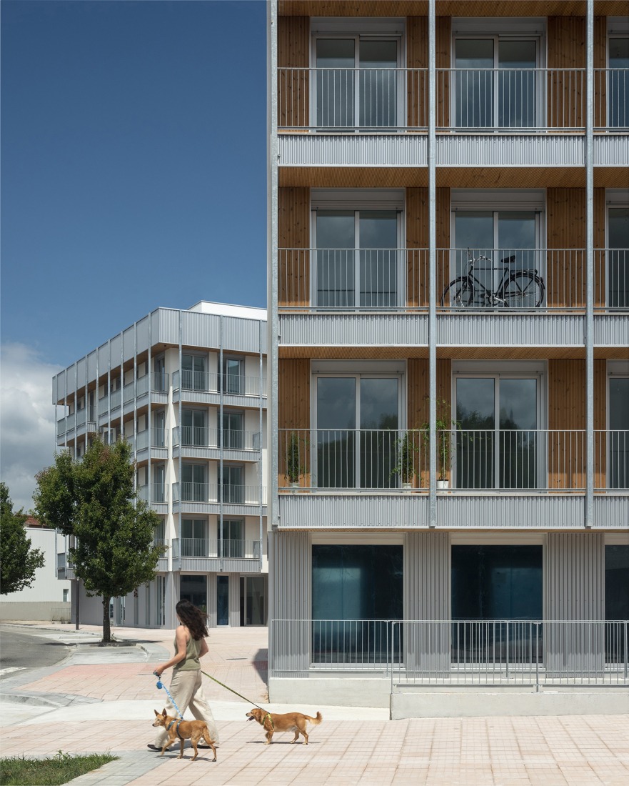 4 edificios de 74 viviendas sociales en Valdecorvos por Díaz y Díaz Arquitectos. Fotografía por Héctor Santos-Díez.
