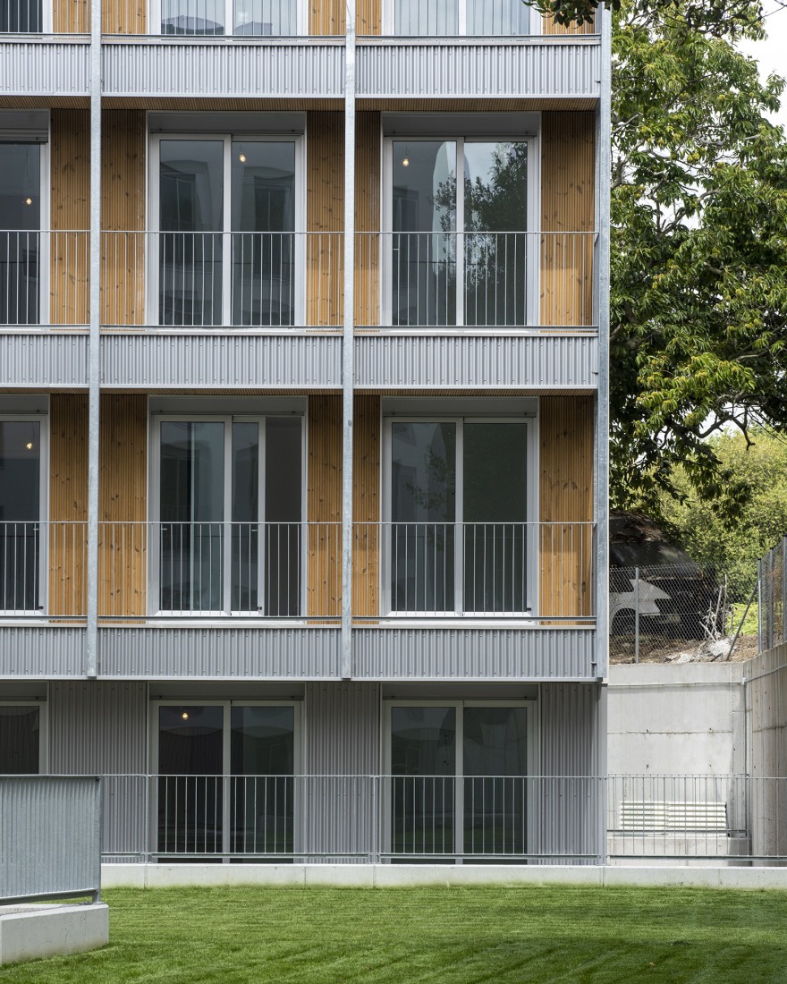 4 edificios de 74 viviendas sociales en Valdecorvos por Díaz y Díaz Arquitectos. Fotografía por Héctor Santos-Díez.