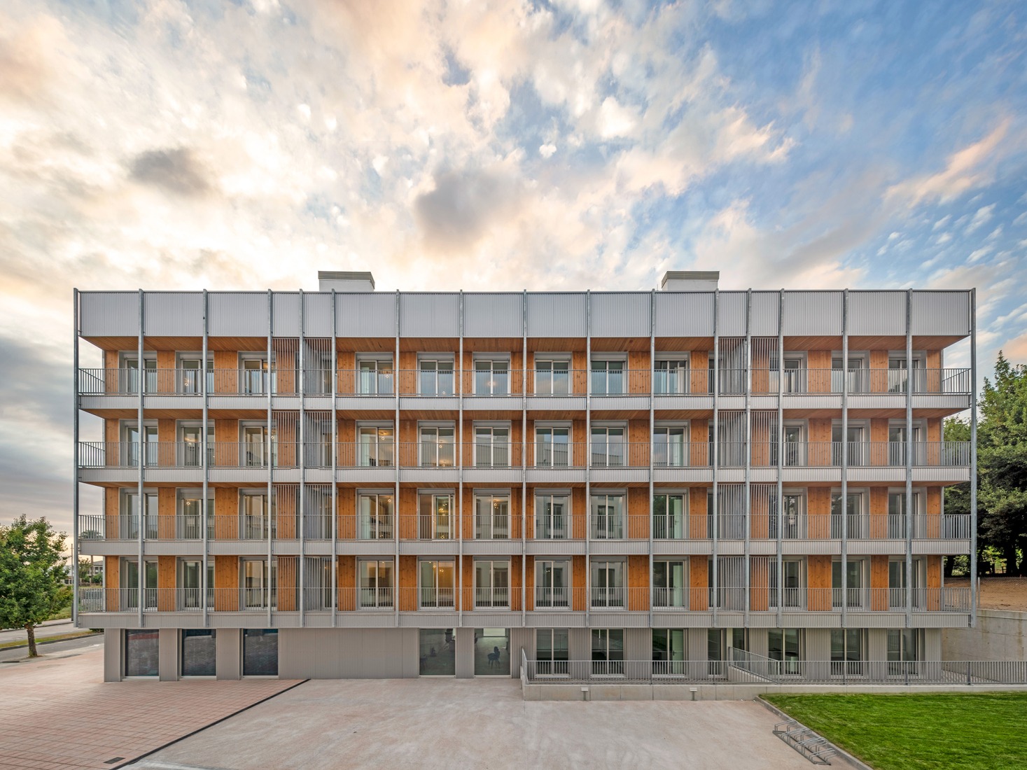 4 edificios de 74 viviendas sociales en Valdecorvos por Díaz y Díaz Arquitectos. Fotografía por Héctor Santos-Díez.