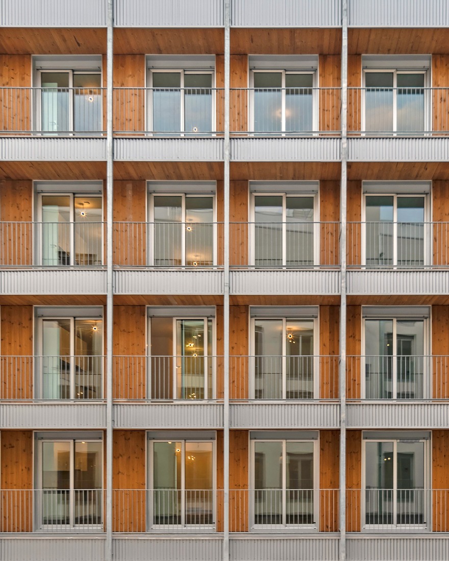 4 edificios de 74 viviendas sociales en Valdecorvos por Díaz y Díaz Arquitectos. Fotografía por Héctor Santos-Díez.