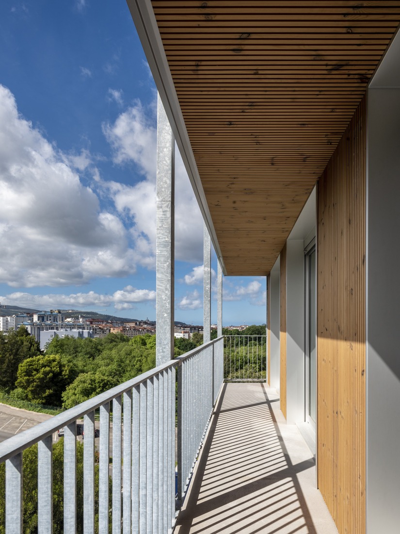 4 edificios de 74 viviendas sociales en Valdecorvos por Díaz y Díaz Arquitectos. Fotografía por Héctor Santos-Díez.4 edificios de 74 viviendas sociales en Valdecorvos por Díaz y Díaz Arquitectos. Fotografía por Héctor Santos-Díez.