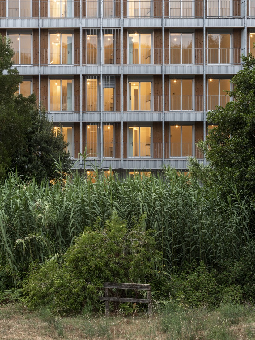 4 edificios de 74 viviendas sociales en Valdecorvos por Díaz y Díaz Arquitectos. Fotografía por Héctor Santos-Díez.