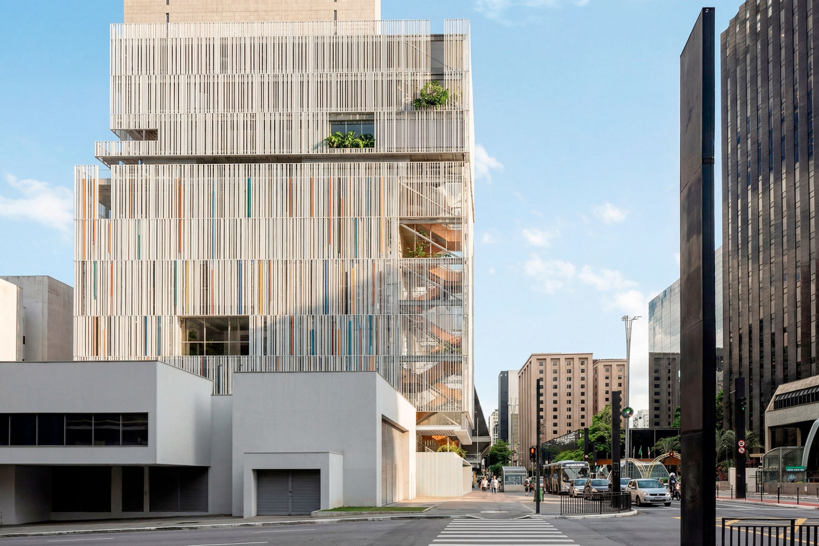 View from the sidewalk on Pamplona Street. Itaú Cultural New Headquarters by Estúdio Módulo.