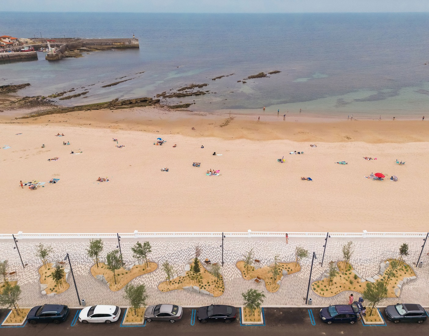 Paseo Marítimo de Comillas por Héctor Navarro + arkhitekton. Fotografía por Imagen Subliminal.