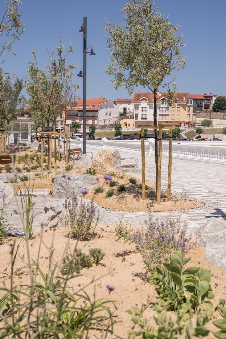 Paseo Marítimo de Comillas por Héctor Navarro + arkhitekton. Fotografía por Imagen Subliminal.