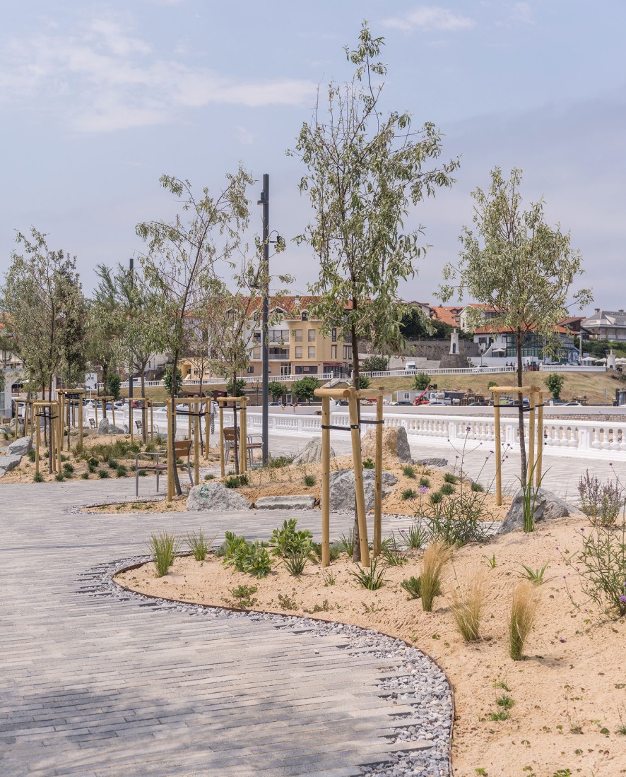 Paseo Marítimo de Comillas por Héctor Navarro + arkhitekton. Fotografía por Imagen Subliminal.