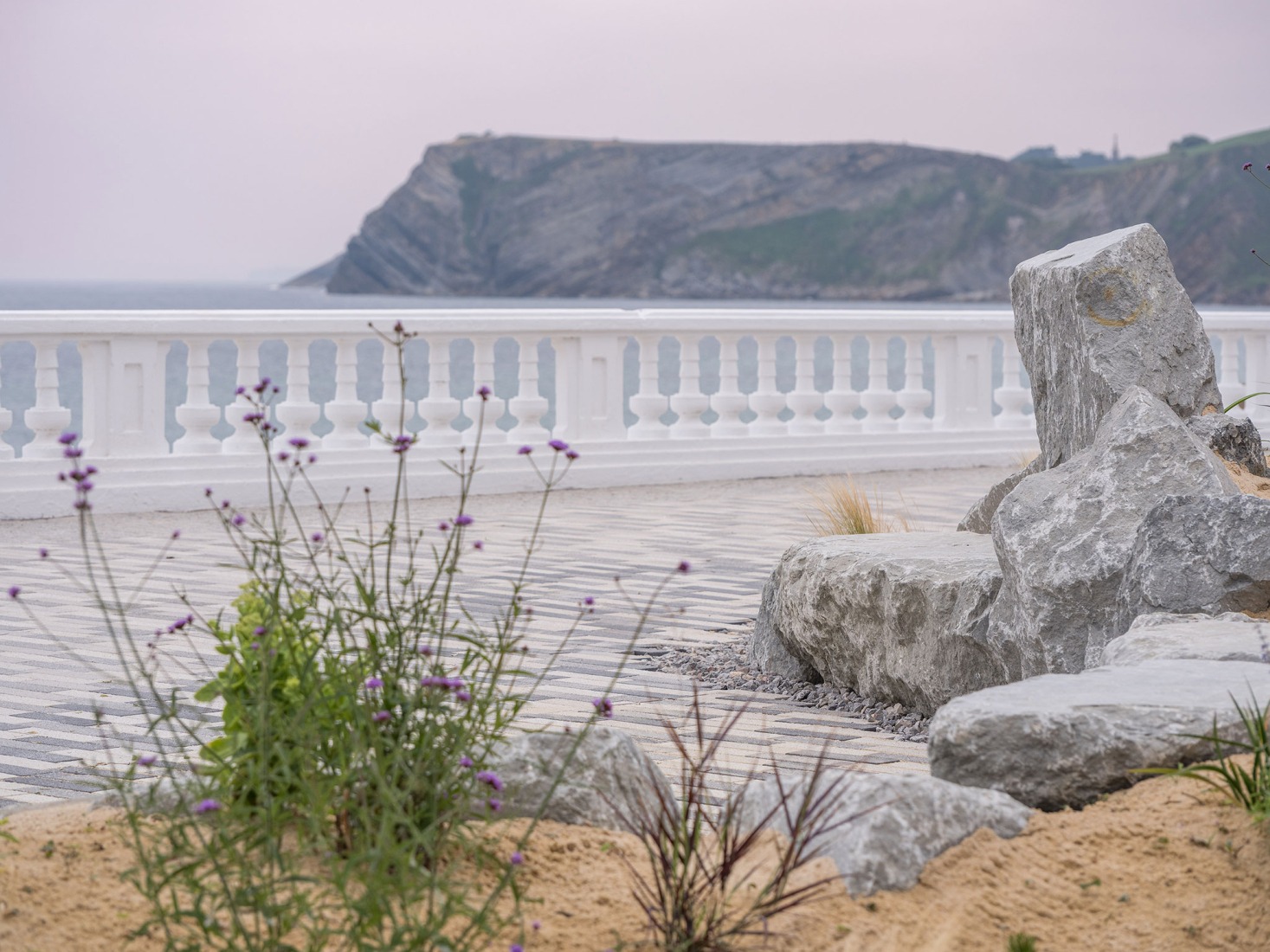 Paseo Marítimo de Comillas por Héctor Navarro + arkhitekton. Fotografía por Imagen Subliminal.