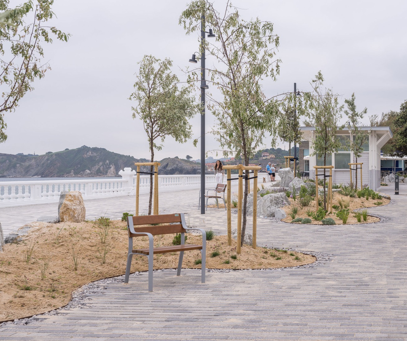 Paseo Marítimo de Comillas por Héctor Navarro + arkhitekton. Fotografía por Imagen Subliminal.