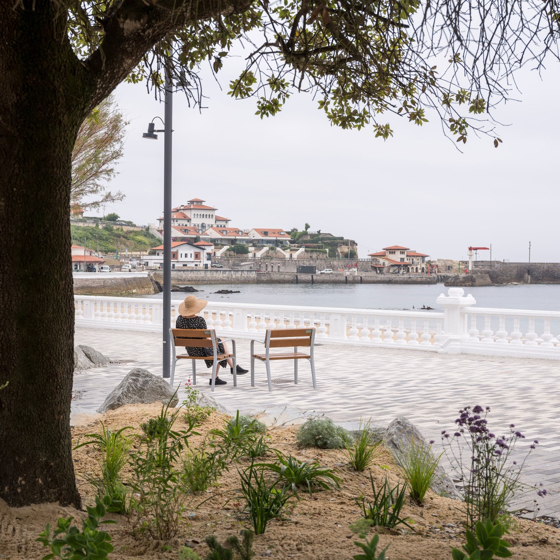 Paseo Marítimo de Comillas por Héctor Navarro + arkhitekton. Fotografía por Imagen Subliminal.