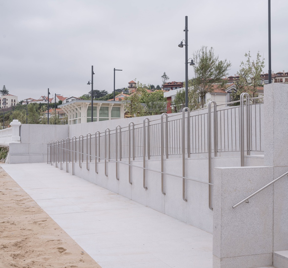 Paseo Marítimo de Comillas por Héctor Navarro + arkhitekton. Fotografía por Imagen Subliminal.