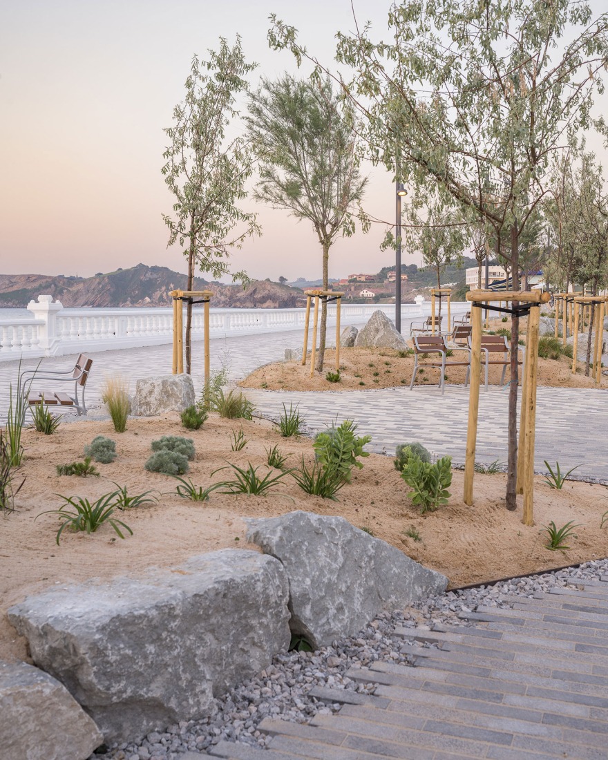 Paseo Marítimo de Comillas por Héctor Navarro + arkhitekton. Fotografía por Imagen Subliminal.