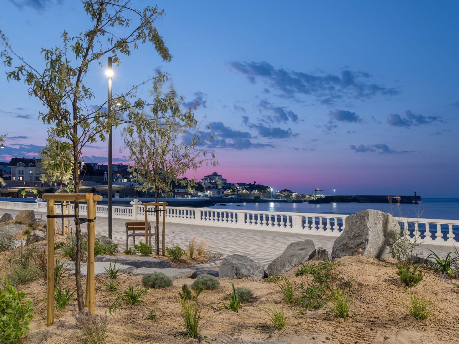 Paseo Marítimo de Comillas por Héctor Navarro + arkhitekton. Fotografía por Imagen Subliminal.