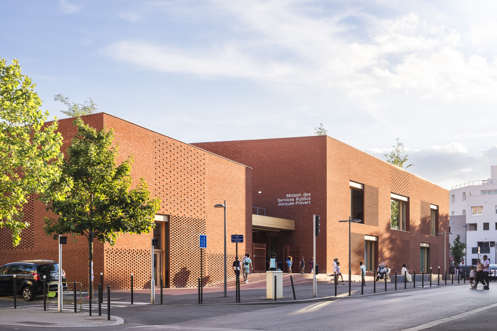 Jacques Prévert Public Services Center by HEMAA. Photograph by Sergio Grazia.