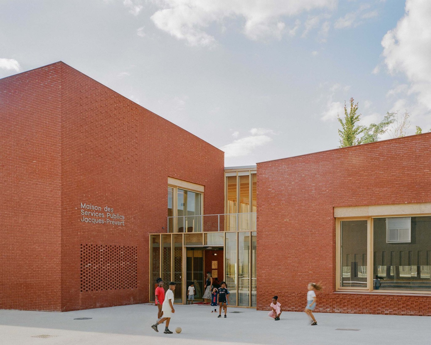 Jacques Prévert Public Services Center by HEMAA. Photograph by Charles Bouchaïb.