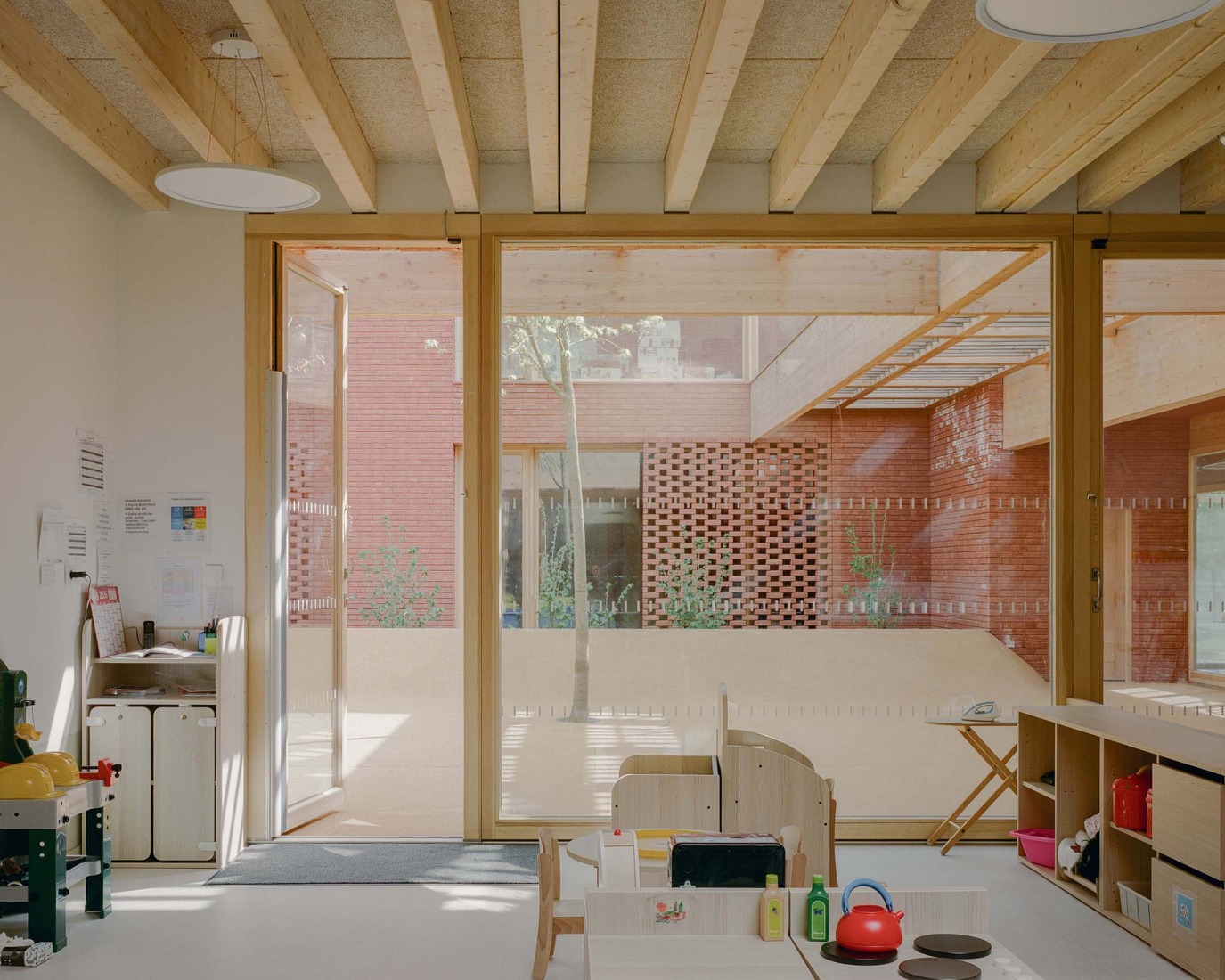 Jacques Prévert Public Services Center by HEMAA. Photograph by Charles Bouchaïb.
