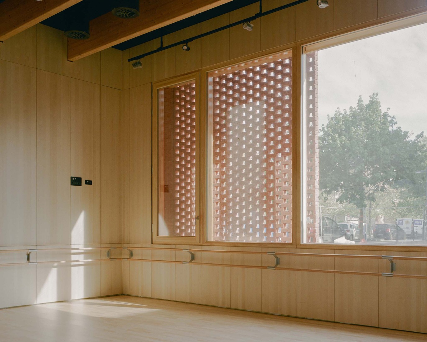 Jacques Prévert Public Services Center by HEMAA. Photograph by Charles Bouchaïb.