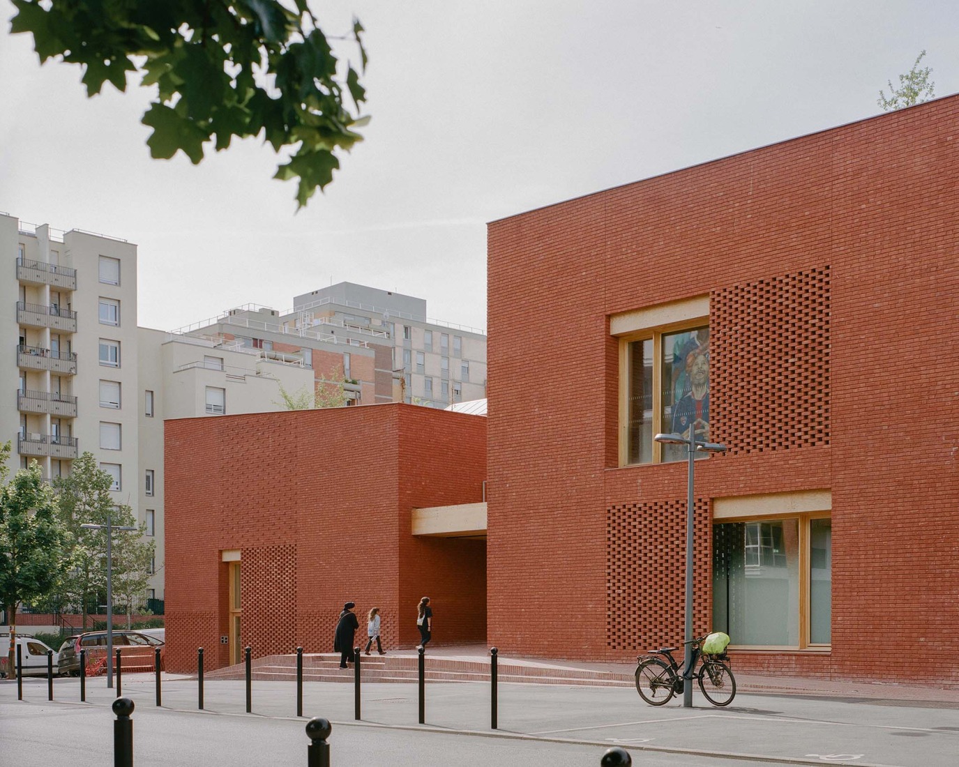 Jacques Prévert Public Services Center by HEMAA. Photograph by Charles Bouchaïb.