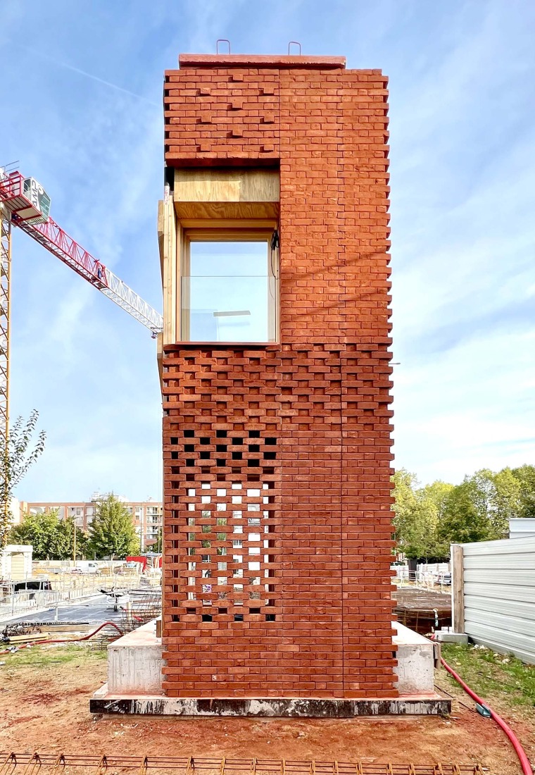 Construction process. Jacques Prévert Public Services Center by HEMAA.