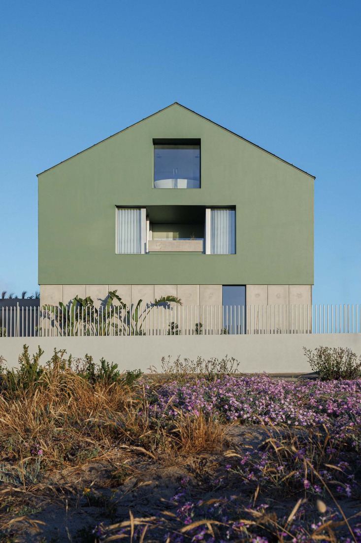 Casa Verde by M2 Senos Arquitectos. Photograph by Ivo Tavares Studio.  