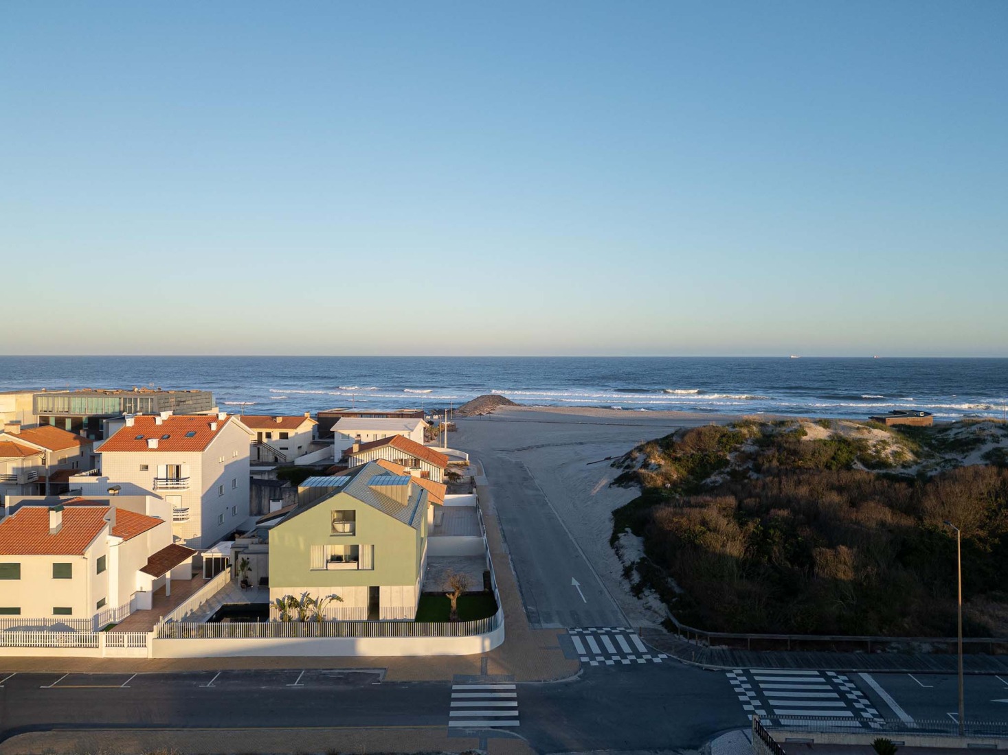 Casa Verde by M2 Senos Arquitectos. Photograph by Ivo Tavares Studio.  