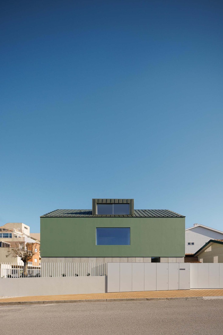 Casa Verde by M2 Senos Arquitectos. Photograph by Ivo Tavares Studio.  