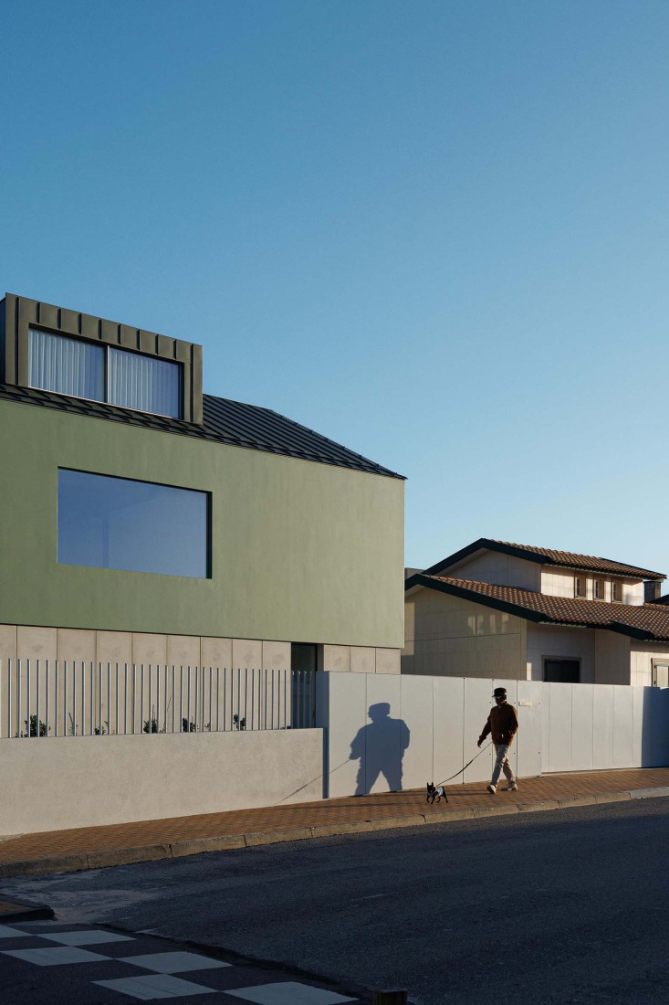Casa Verde by M2 Senos Arquitectos. Photograph by Ivo Tavares Studio.  