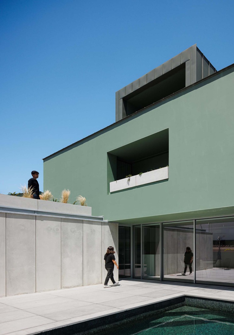 Casa Verde by M2 Senos Arquitectos. Photograph by Ivo Tavares Studio.  