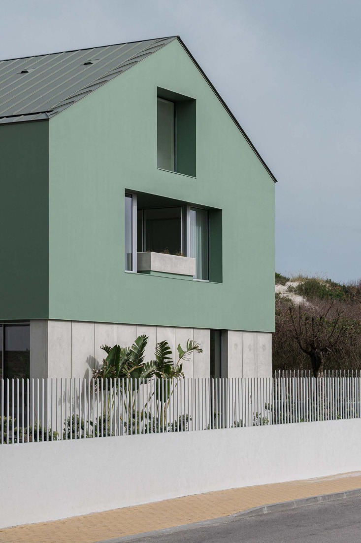 Casa Verde by M2 Senos Arquitectos. Photograph by Ivo Tavares Studio.  