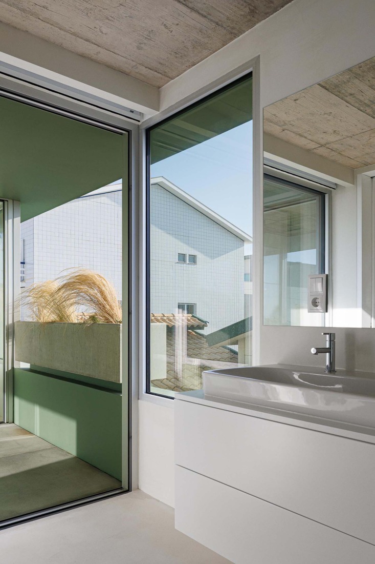 Casa Verde by M2 Senos Arquitectos. Photograph by Ivo Tavares Studio.  