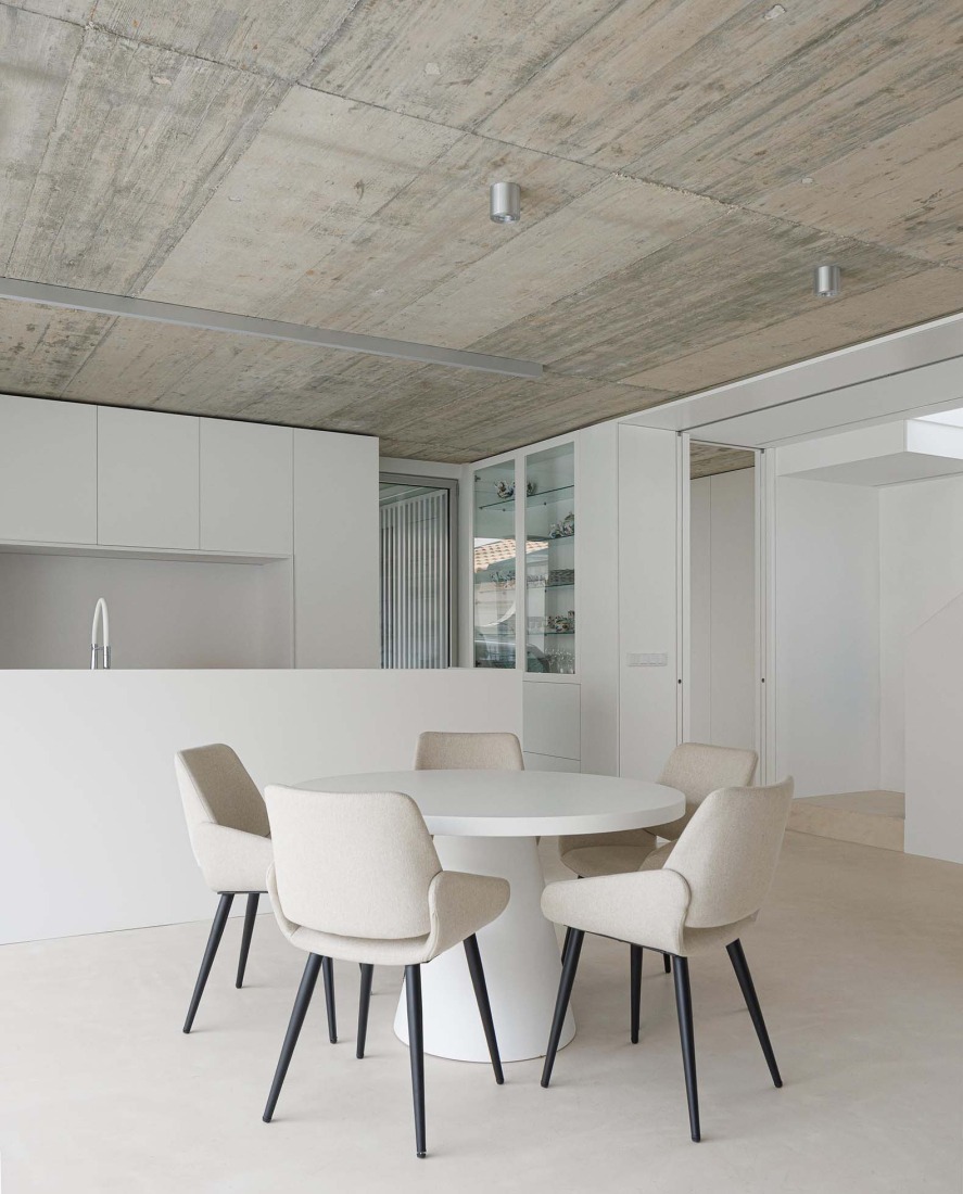 Casa Verde by M2 Senos Arquitectos. Photograph by Ivo Tavares Studio.  