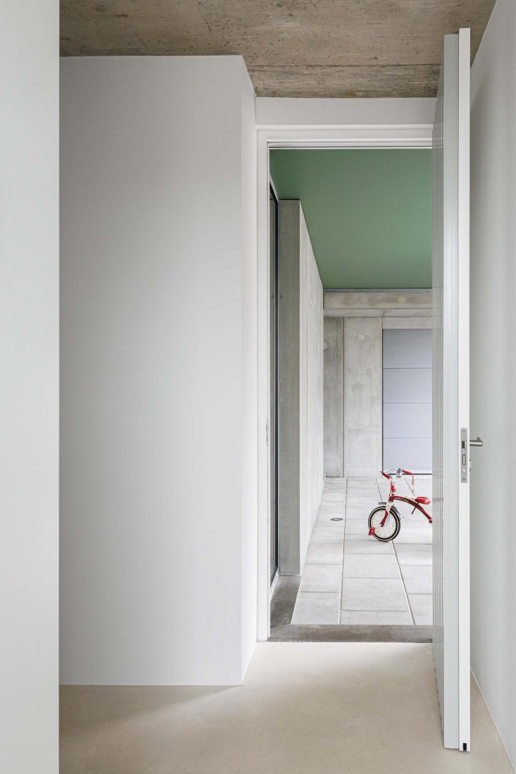 Casa Verde by M2 Senos Arquitectos. Photograph by Ivo Tavares Studio.  