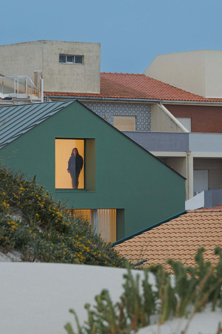 Casa Verde by M2 Senos Arquitectos. Photograph by Ivo Tavares Studio.  
