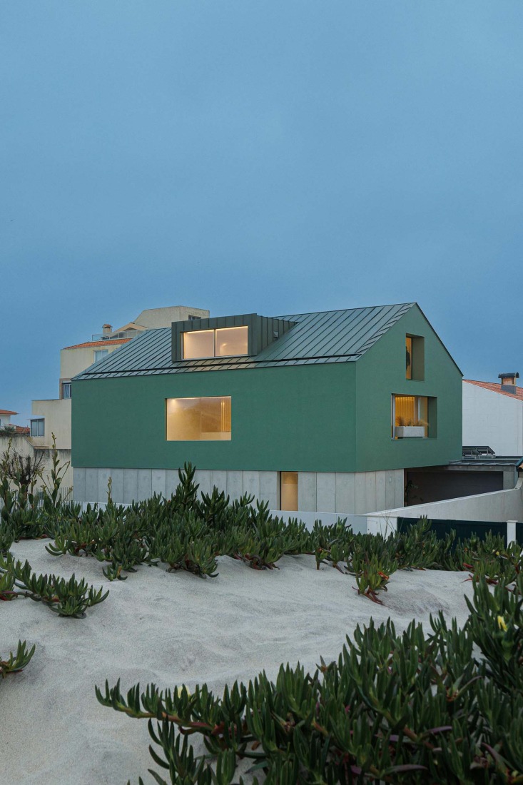 Casa Verde by M2 Senos Arquitectos. Photograph by Ivo Tavares Studio.  