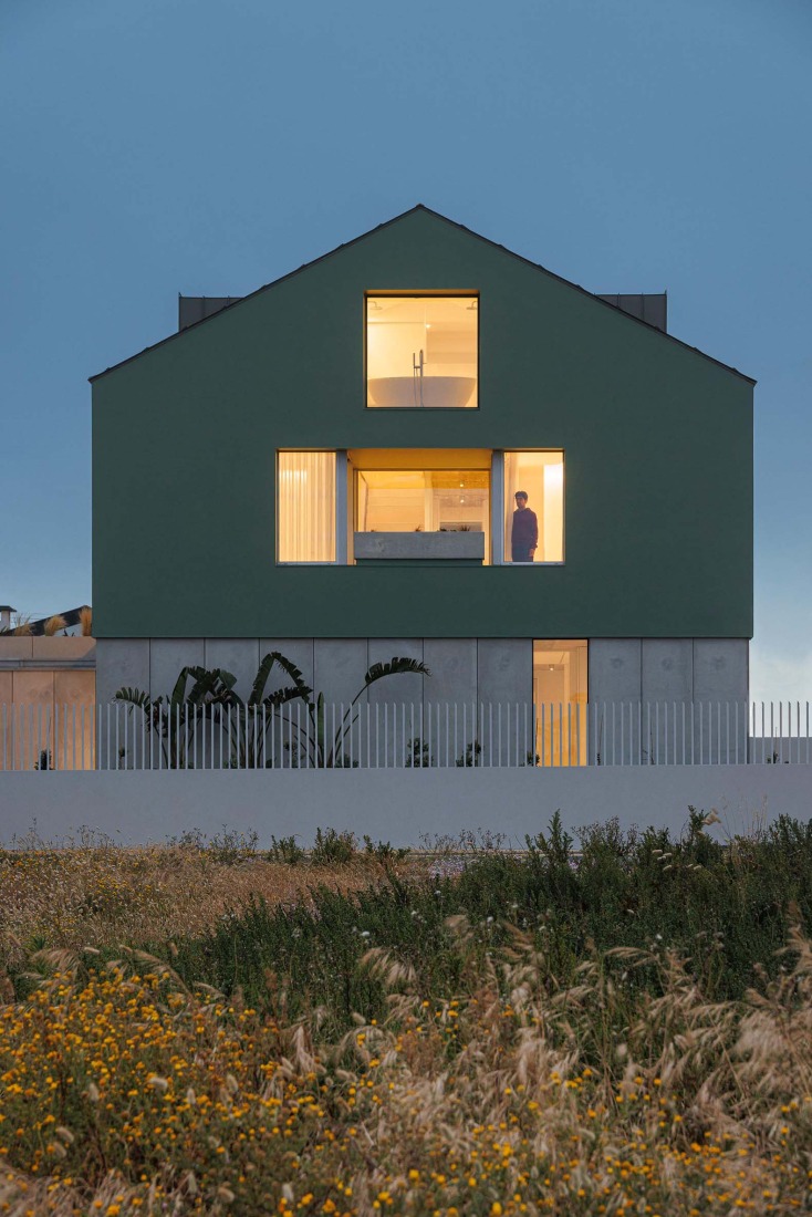 Casa Verde by M2 Senos Arquitectos. Photograph by Ivo Tavares Studio.  