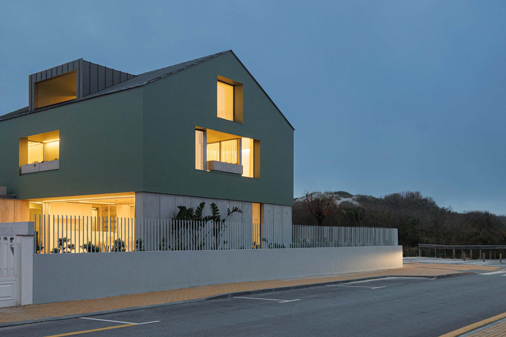 Casa Verde by M2 Senos Arquitectos. Photograph by Ivo Tavares Studio.  