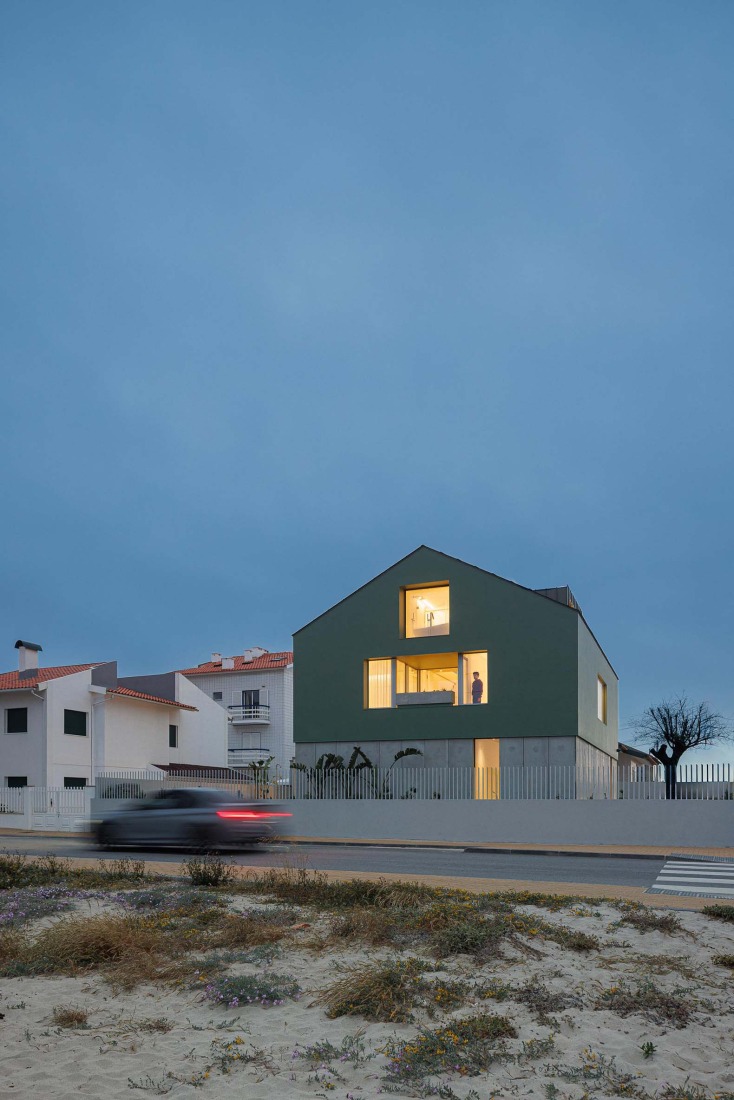 Casa Verde by M2 Senos Arquitectos. Photograph by Ivo Tavares Studio.  
