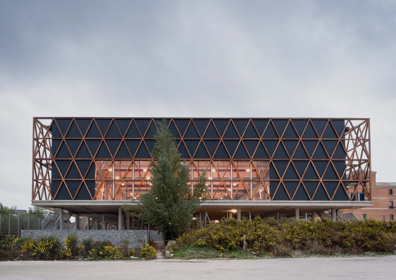 Renovation and expansion of the Ideo School by MH10. Photograph by Manuel Andrade.