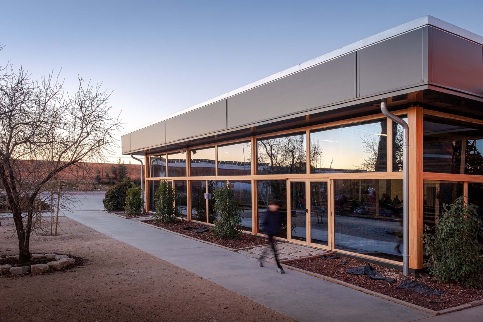 Renovation and expansion of the Ideo School by MH10. Photograph by Manuel Andrade.