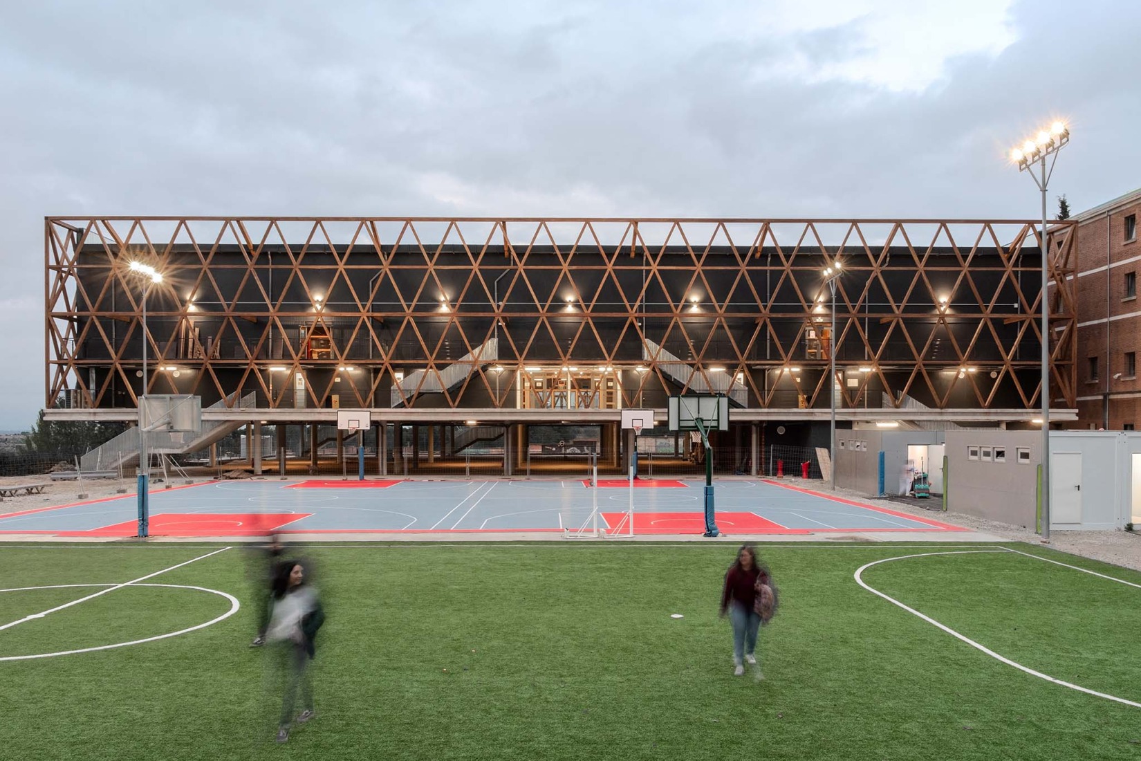 Renovation and expansion of the Ideo School by MH10. Photograph by Manuel Andrade.