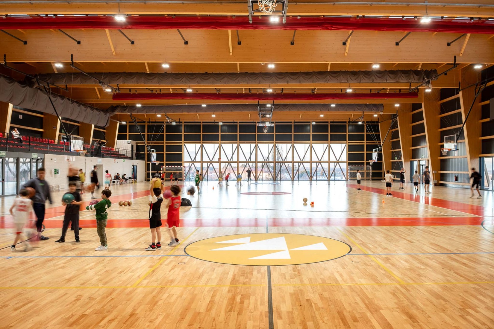Renovation and expansion of the Ideo School by MH10. Photograph by Manuel Andrade.