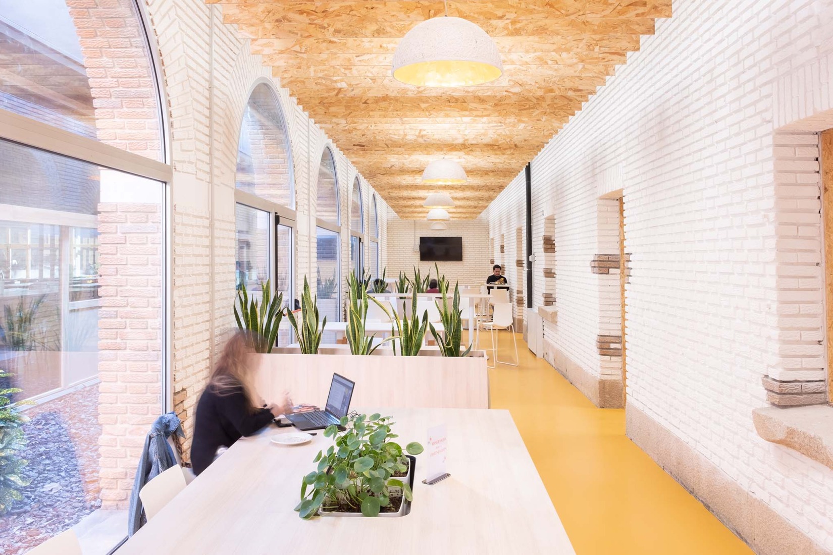Renovation and expansion of the Ideo School by MH10. Photograph by Manuel Andrade.