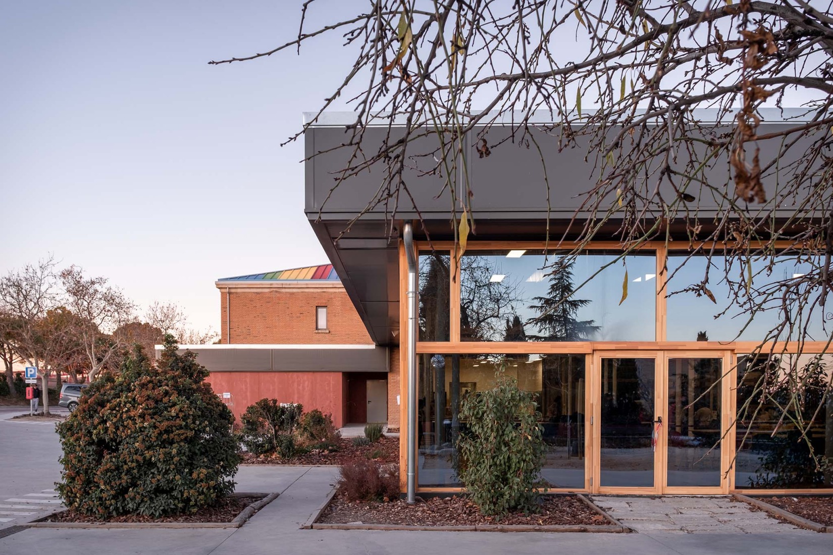 Renovation and expansion of the Ideo School by MH10. Photograph by Manuel Andrade.