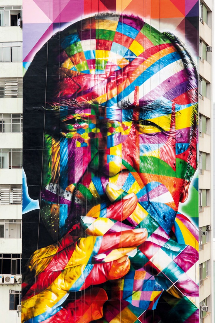 Oscar Niemeyer en andamios en la AV. Paulista. Mural Niemeyer por Eduardo Kobra. Fotografía por  Eduardo Kobra.