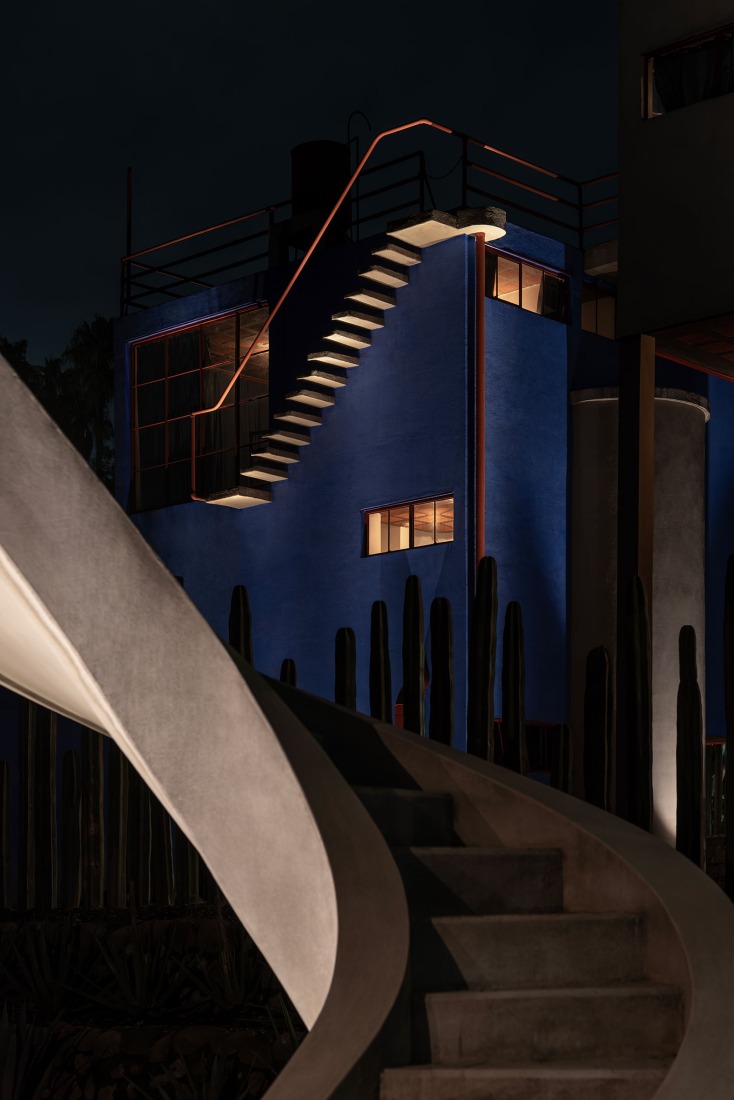 Una visión nocturna del Museo Casa Estudio Diego Rivera y Frida Kahlo. Fotografía por Jacobo Monsalve.