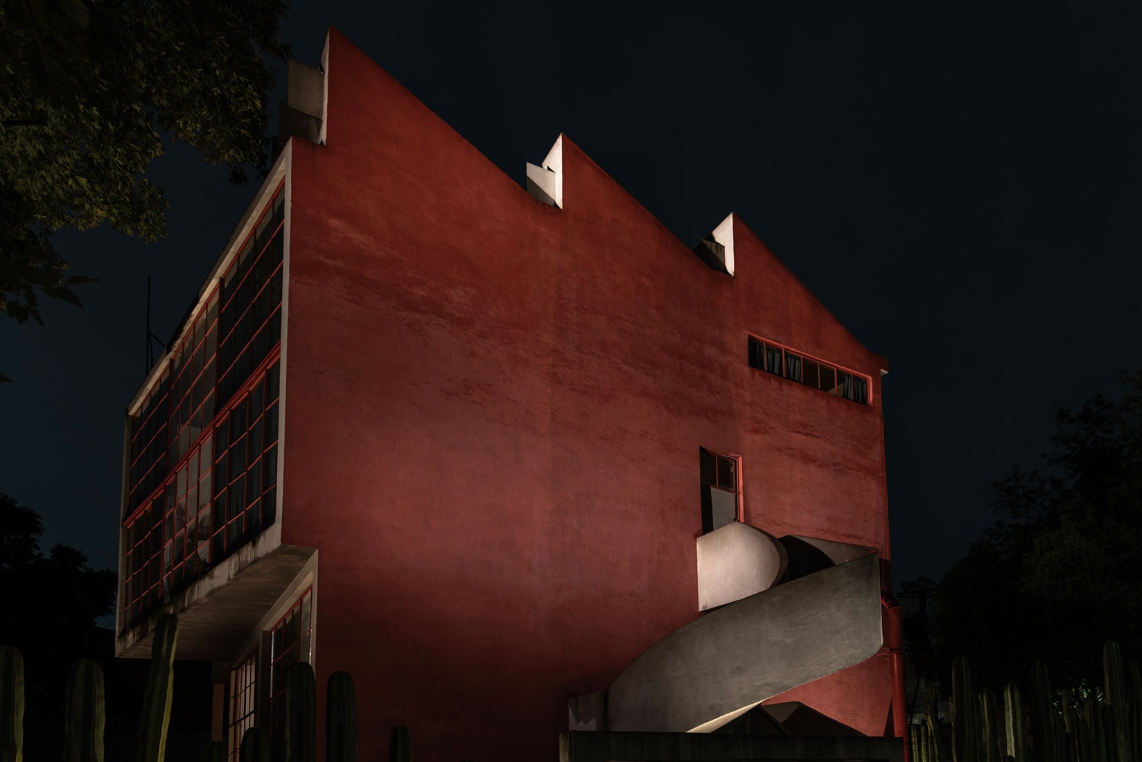 Una visión nocturna del Museo Casa Estudio Diego Rivera y Frida Kahlo. Fotografía por Jacobo Monsalve.