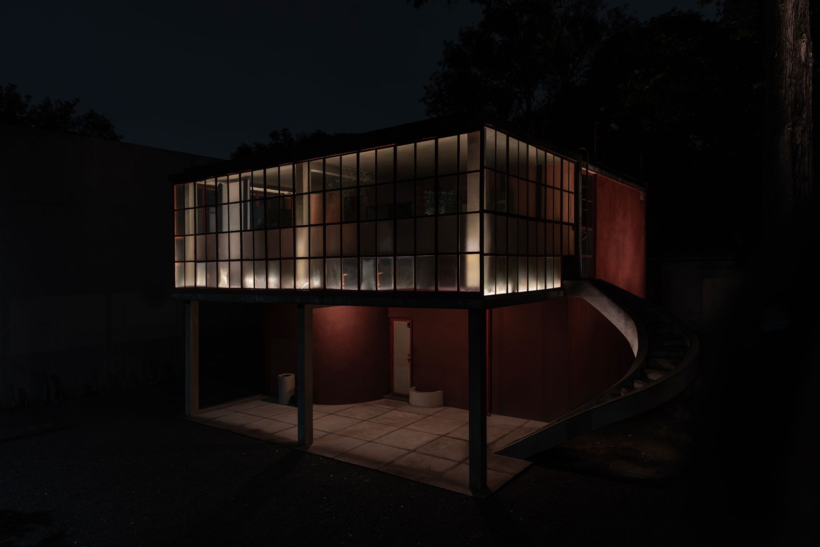Una visión nocturna del Museo Casa Estudio Diego Rivera y Frida Kahlo. Fotografía por Jacobo Monsalve.